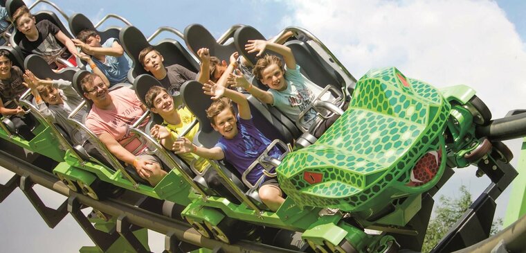 Personen in der Achterbahn