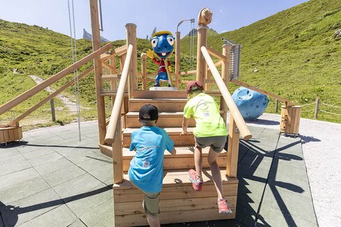 Come on, Luis is waiting for you!