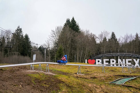 Year-round tobogganing fun with a view of the Alps in Auvergne-Rhône-Alpes (France)